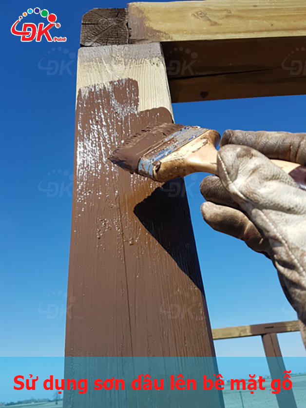 Sơn cửa gỗ nên dùng sơn PU hay sơn dầu?