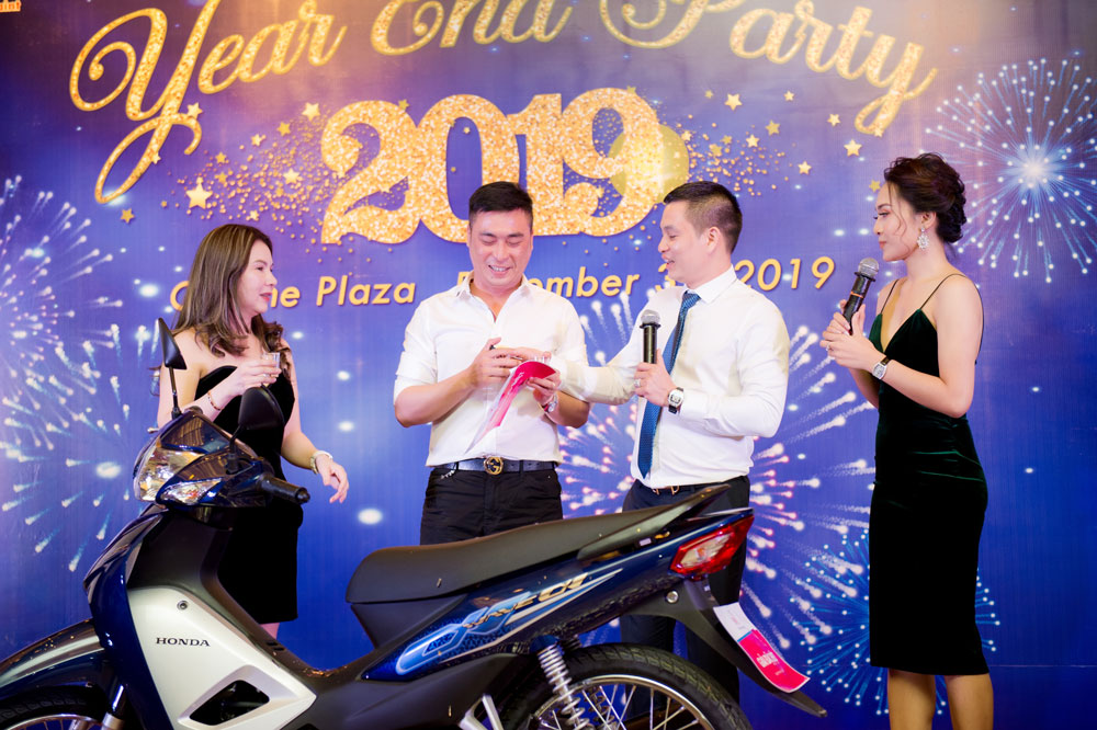 Anh Nguyễn Đăng Tuấn - Bộ phận Kế toán may mắn trở thành chủ nhân của giải đặc biệt, một chiếc xe máy Honda.